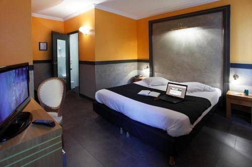 Adonis Marseille Vieux Port – Hôtel du Palais, Marseille