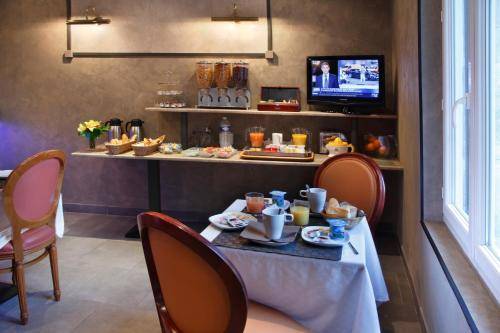 Adonis Marseille Vieux Port – Hôtel du Palais, Marseille